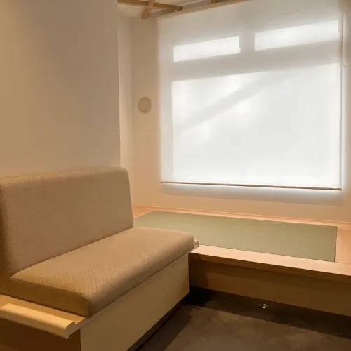 日暮里駅前皮膚科の都度払いの医療脱毛を受ける前の待合室