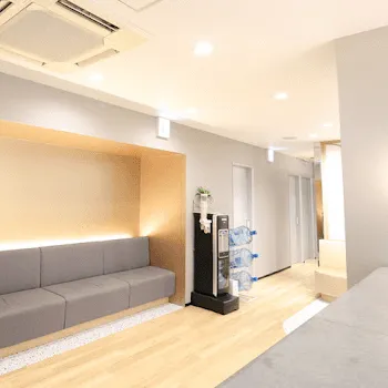 レジーナクリニック 両国付近1院の都度払いの医療脱毛を受ける前の待合室