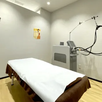 レジーナクリニック 埼玉1院のジェントルマックスプロによる施術を受ける施術室