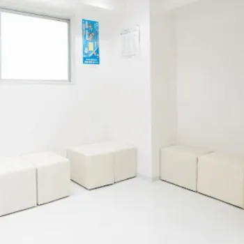 北参道駅前ひふ科の都度払いの医療脱毛を受ける前の待合室