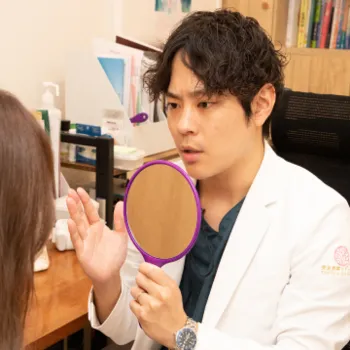 東京美専クリニックのクマ取り整形を受ける前の診察の様子