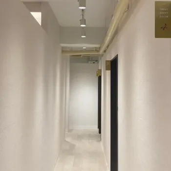 LIGHT CLINIC 新宿院のジェントルマックスプロによる施術を受ける前の廊下