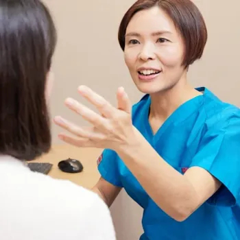 聖心美容クリニック 横浜院のほくろ除去を受ける前の診察の様子