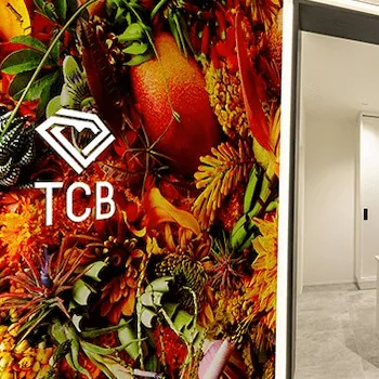 TCB東京中央美容外科 那霸院の脂肪溶解注射を受けるクリニックの入り口エントランス