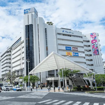 TCB東京中央美容外科 那霸院の脂肪溶解注射を受けるクリニックが入っているビルの外観
