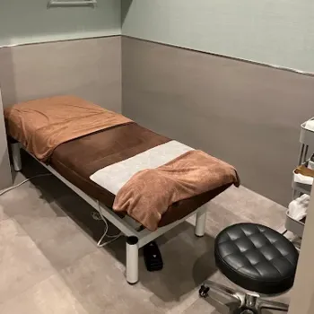 oneUPclinicの医療脱毛を受ける施術室