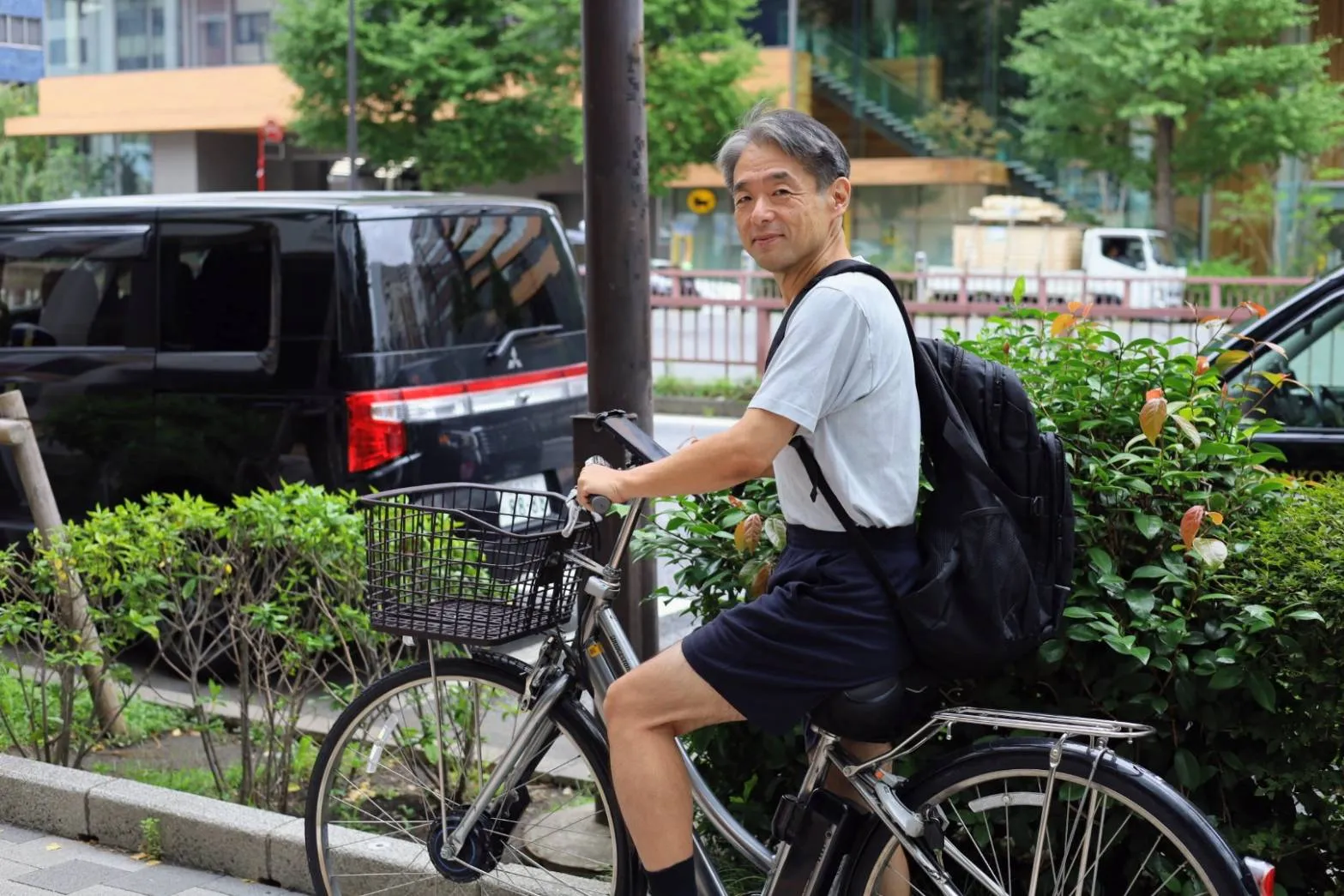 URARAクリニックモニターの木村さんが自転車に乗っている