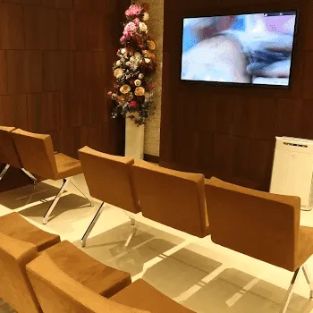 品川美容外科 全国39院のケミカルピーリングを受ける前の待合室