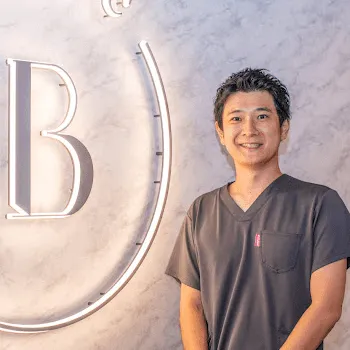 ブルームクリニックの刺青除去を受ける前の診察を担当する医師