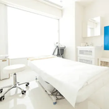 肌と歯のクリニック 東京ベイ幕張の刺青除去を受ける施術室