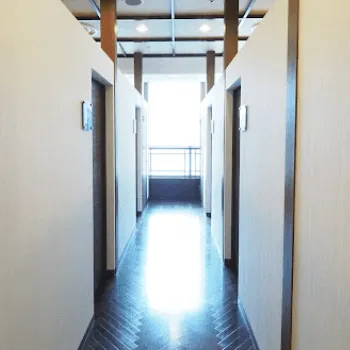 ユイメディカルクリニック幕張医院の刺青除去を受ける前の廊下
