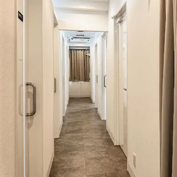 レナトゥスクリニック 福岡1院のジェントルマックスプロの都度払いによる施術を受ける前の廊下