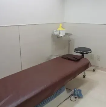 品川美容外科 福岡2院の肩ボトックスを受ける施術室