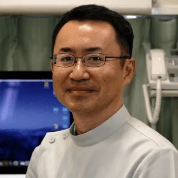 心石形成外科の刺青除去を受ける前の診察を担当する医師