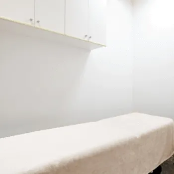 共立美容外科 兵庫1院の刺青除去を受ける施術室