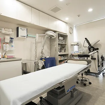 トアロード形成美容クリニックの刺青除去を受ける施術室