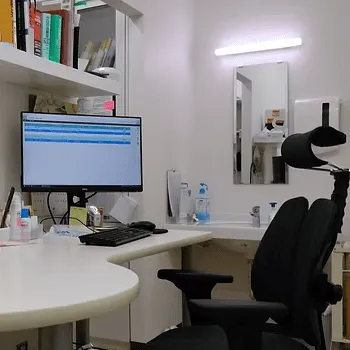 皮フ科内科クリヤマクリニックの刺青除去を受ける前の診察室