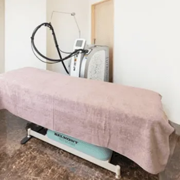 共立美容外科 神奈川1院の刺青除去を受ける施術室