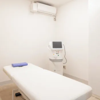 あきば皮膚科クリニックの刺青除去を受ける施術室
