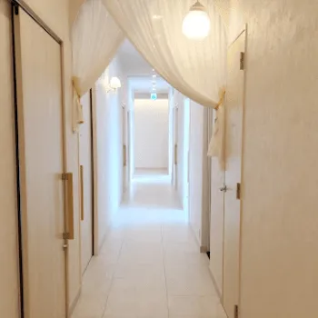 eスキンクリニック 金沢の刺青除去を受ける施術室前の廊下