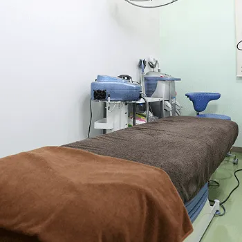 こじまクリニック の刺青除去を受ける施術室