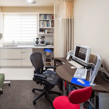 畷形成外科の刺青除去を受ける前の診察室