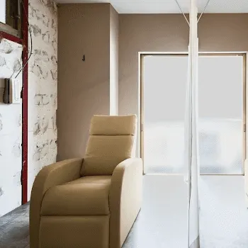 美容皮膚科エルムクリニック 神戸院のケミカルピーリングを受ける前の待合室