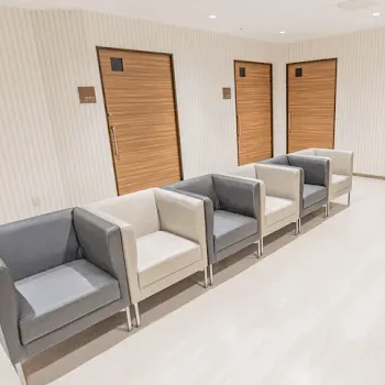 新神戸ウェルネスクリニックのケミカルピーリングを受ける前の待合室