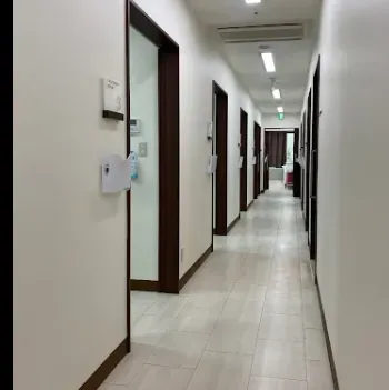 品川スキンクリニック 神戸院の肩ボトックスを受ける医院の院内の様子