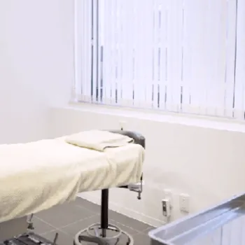 ルネッサンス美容外科医院 神戸院の肩ボトックスを受ける施術室