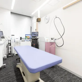からすま片山形成外科のデンシティを受ける施術室