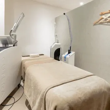 エルムクリニック 京都院の肩ボトックスを受ける施術室