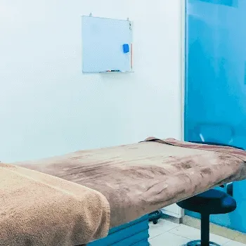 共立美容外科 名古屋院のケミカルピーリングを受ける施術室