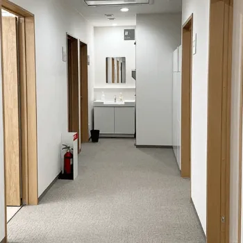 しむら皮膚科クリニックの刺青除去を受ける前の廊下