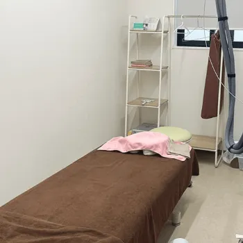 しむら皮膚科クリニック の刺青除去を受ける施術室