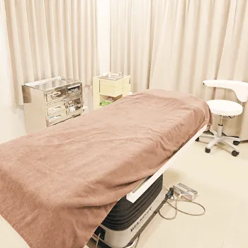 やまもと形成外科クリニック の刺青除去を受ける施術室