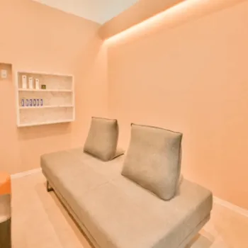 KAIR CLINICの肩ボトックスを受ける前の待合室