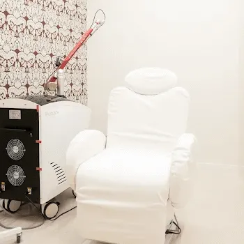 大阪TAクリニックのケミカルピーリングを受ける施術室