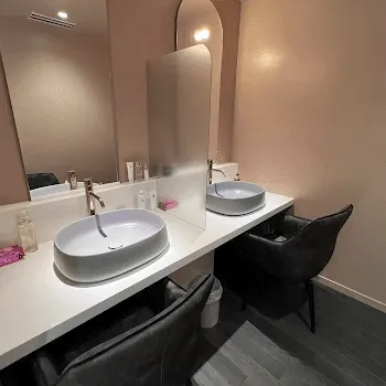 大阪Houreisen美容皮膚科のデンシティを受けた後のパウダールーム