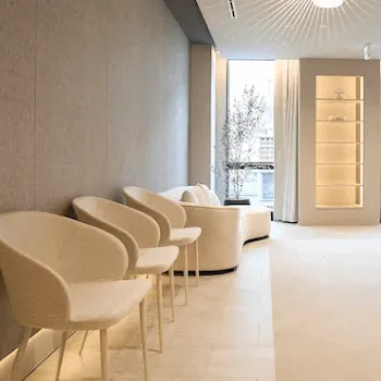 Uraraスキンクリニックのデンシティを受ける前の待合室