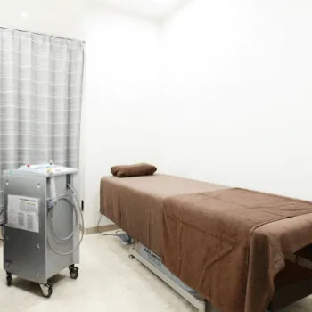 共立美容外科 大阪2院のピコスポットを受ける施術室