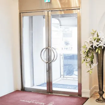 表参道メディカルクリニック 大阪院のピコスポットを受けるクリニックの入り口