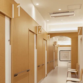 おおみや形成·整形クリニックの刺青除去を受ける前の廊下