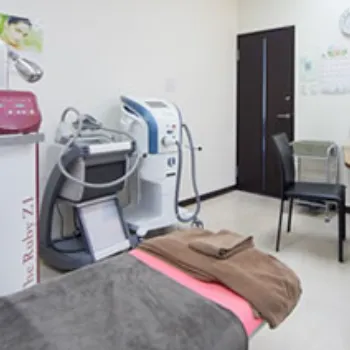 よだ形成外科クリニックの刺青除去を受ける施術室