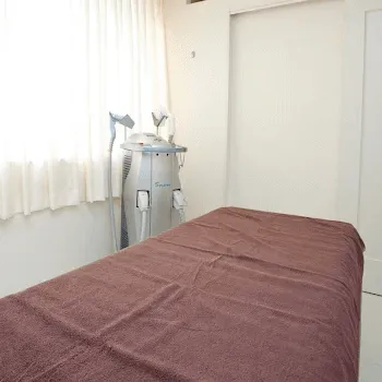 フェミークリニック 東京4院のケミカルピーリングを受ける施術室