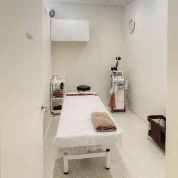 カロンクリニックのケミカルピーリングを受ける施術室