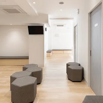 池袋駅前のだ皮膚科のデンシティを受ける前の待合室