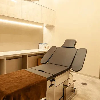 リゾナスフェイスクリニックのデンシティを受ける施術室