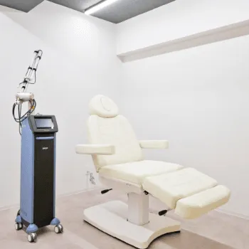 美容皮膚科エルムクリニック 東京2院のピコスポットを受ける施術室