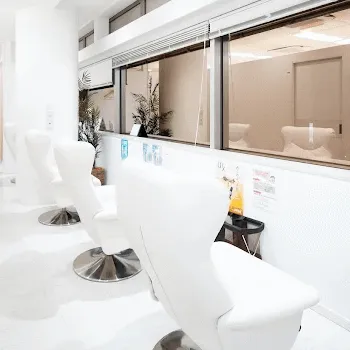 横浜マリアクリニックのケミカルピーリングを受ける前の待合室